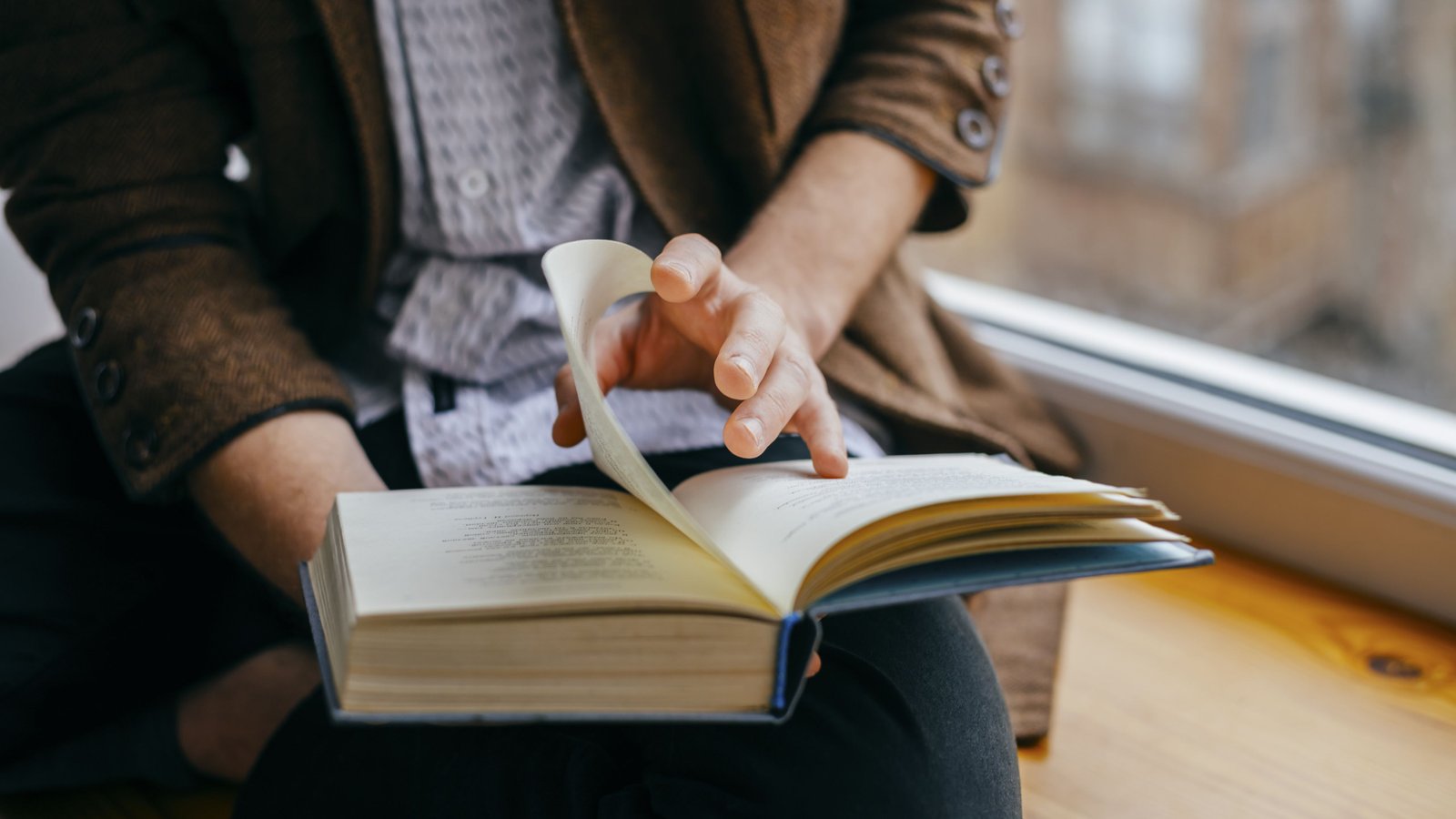 Une personne lisant un livre.