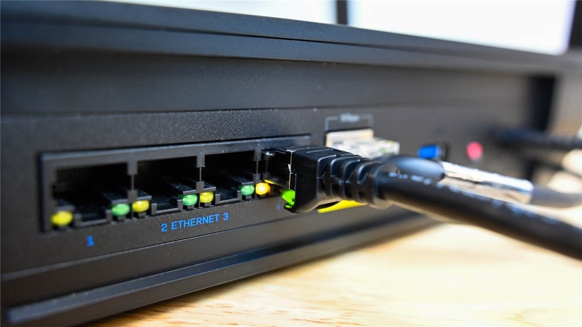 Un routeur avec un câble Ethernet branché