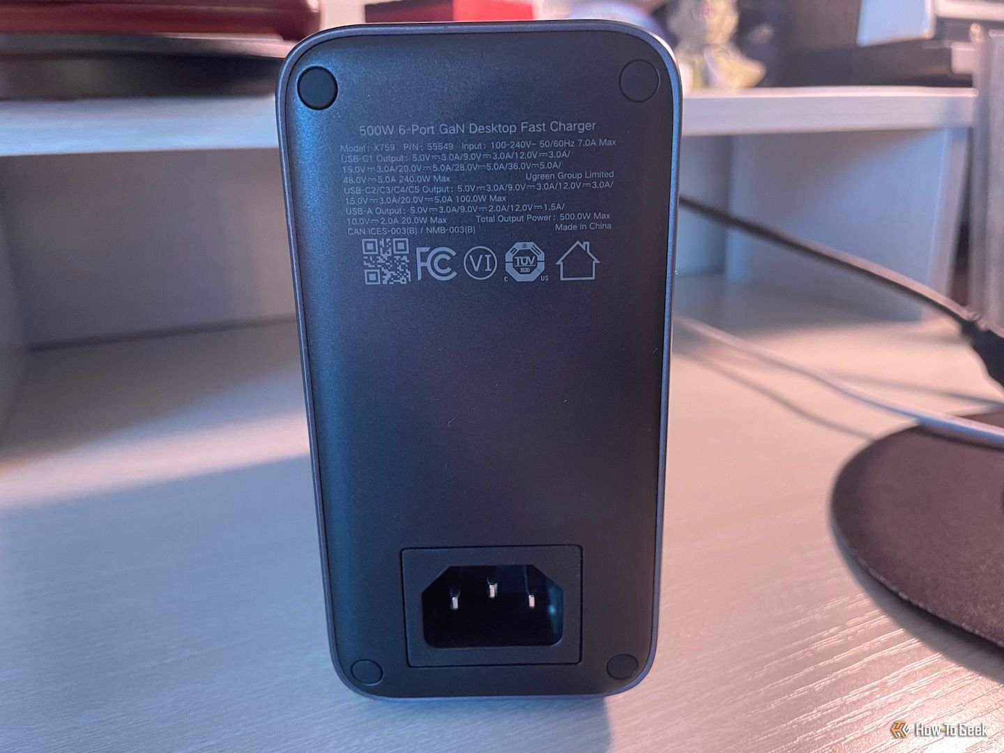 L'arrière du chargeur de bureau UREEN NEXODE 500W.