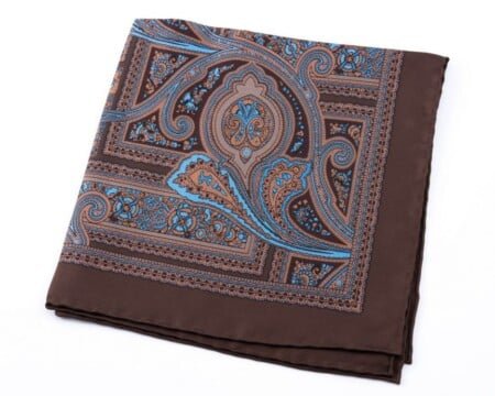 Silk Pocket Square in Brown avec Blue Paisley - Fort Belvedere