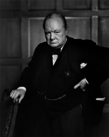 Winston Churchill portant son nœud papillon à pois signature dans une photographie emblématique de Yousuf Karsh