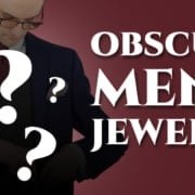 Preston portant des bijoux masculins obscurs