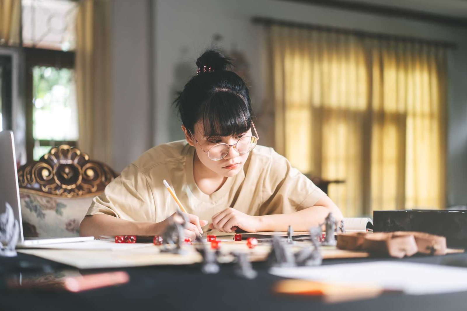 Une femme d'origine asiatique joue un RPG de table.