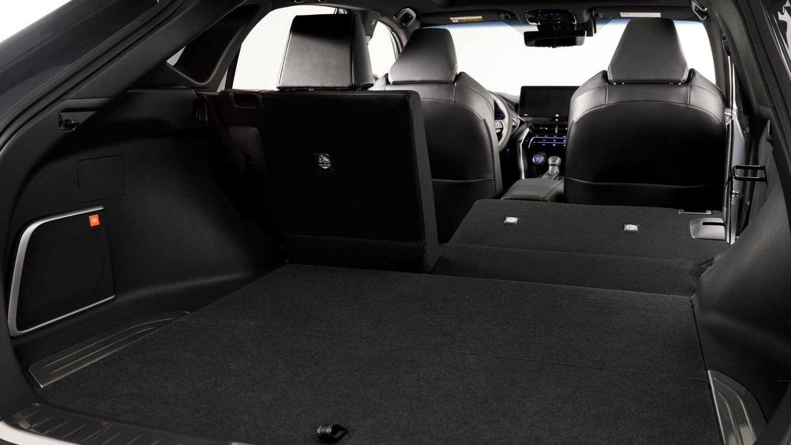Close-up tir à l'intérieur de la cabine d'une Toyota Venza 2021 avec les sièges arrière pliés à plat.
