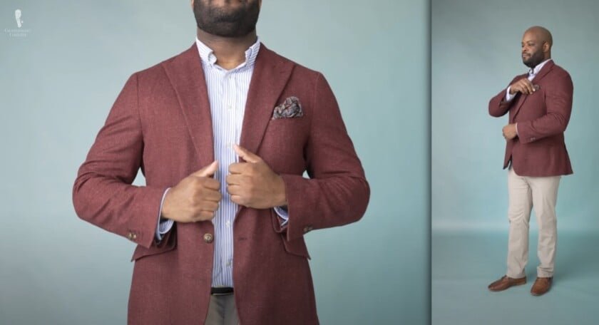 Kyle tenue délabrée glamourie la vie Kyle portant un blazer bordeaux avec des taches, un pantalon beige, une chemise à rayures bleues et blanche et des mocassins marron, accessoirisés avec un carré de poche à motifs et des chaussettes rayées