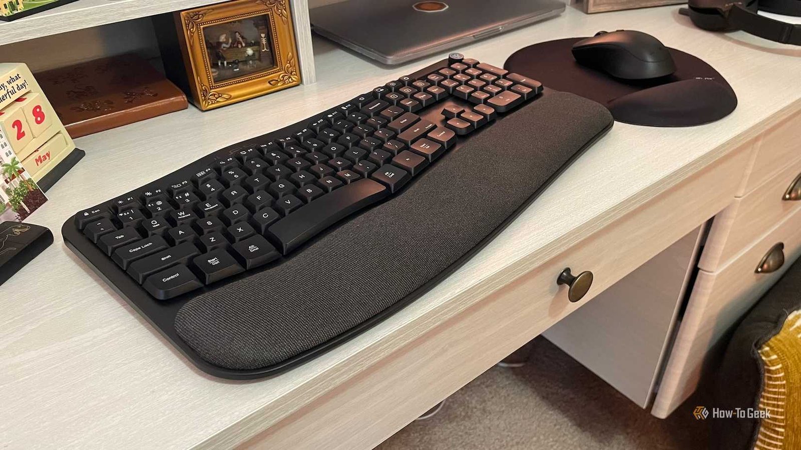 Une vue inclinée de la souris et du clavier JLAB Flow sur un bureau.