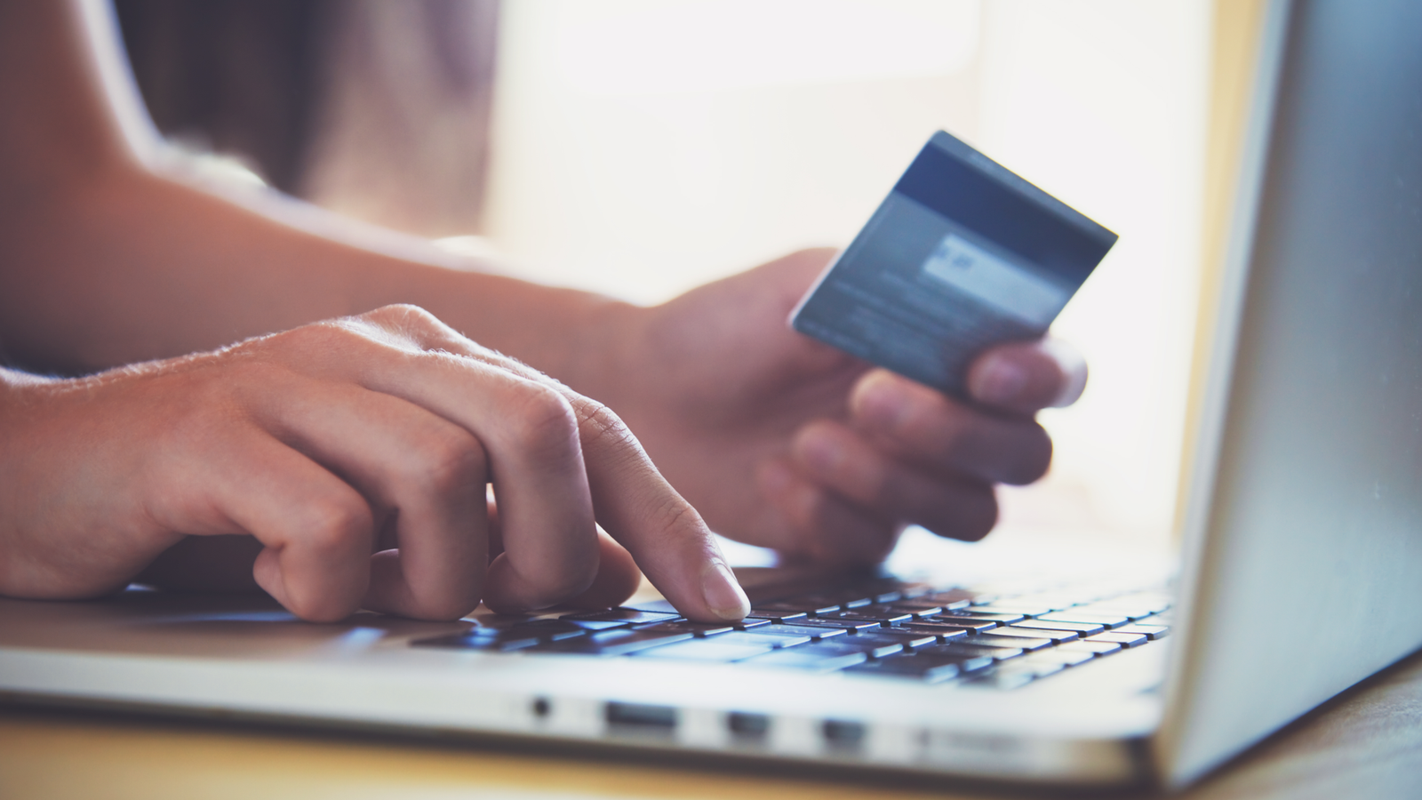 MAINS TENIR CARTE DE CRÉDIT ET UTILISATION DES OPLAUX POUR ACHETER EN LIGNE.