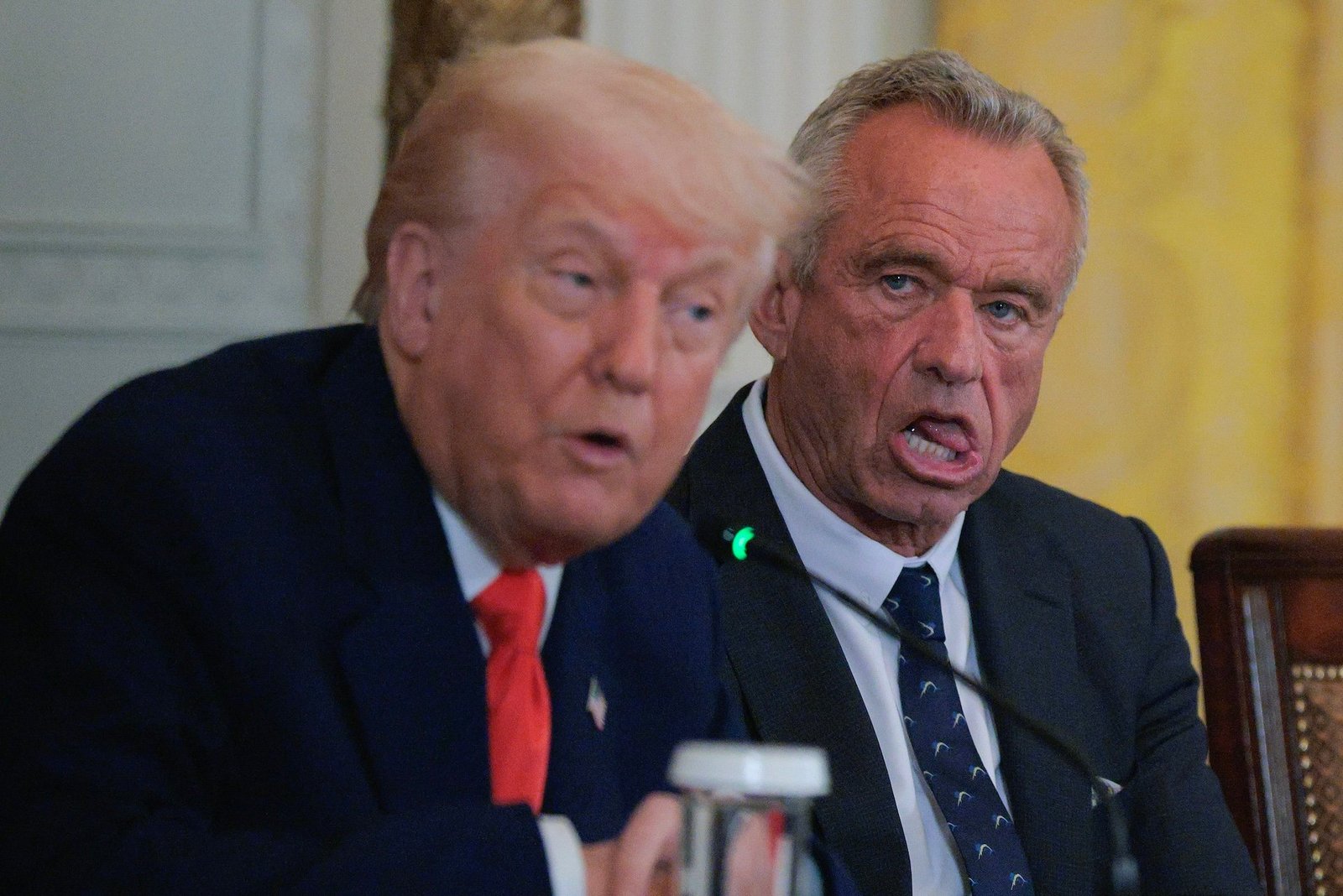 Le président Donald Trump et le secrétaire à la santé et aux services sociaux Robert F. Kennedy Jr. assistent à un événement présentant un nouveau rapport de Commission de Make America Healthy Again dans la salle est de la Maison Blanche le 22 mai 2025 à Washington, DC.