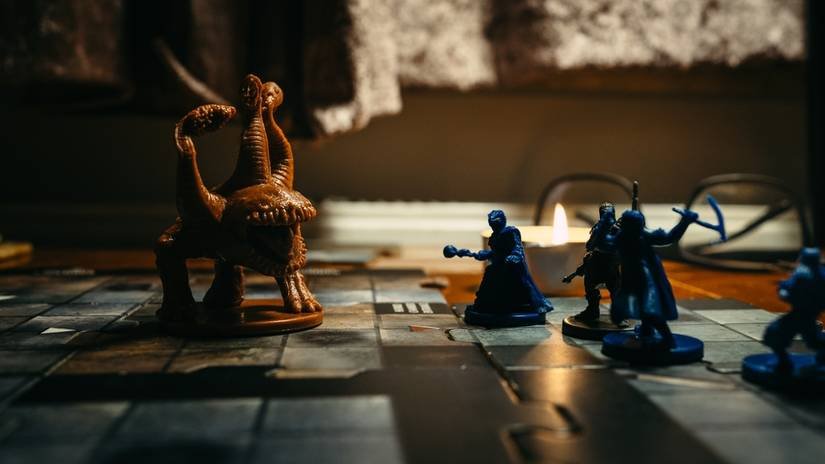 Miniatures D&D sur une table.