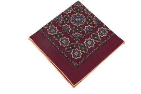 Bourgogne rouge de poche en laine de soie rouge avec médaillons géométriques imprimés en vert olive, bleu clair, crème et orange avec bord de contraste beige par Fort Belvedere