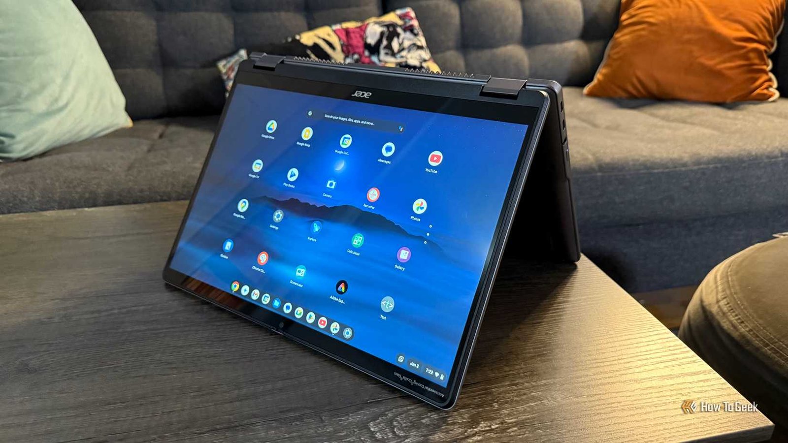 L'Acer Chromebook Plus Spin 514 en mode tente sur une table.