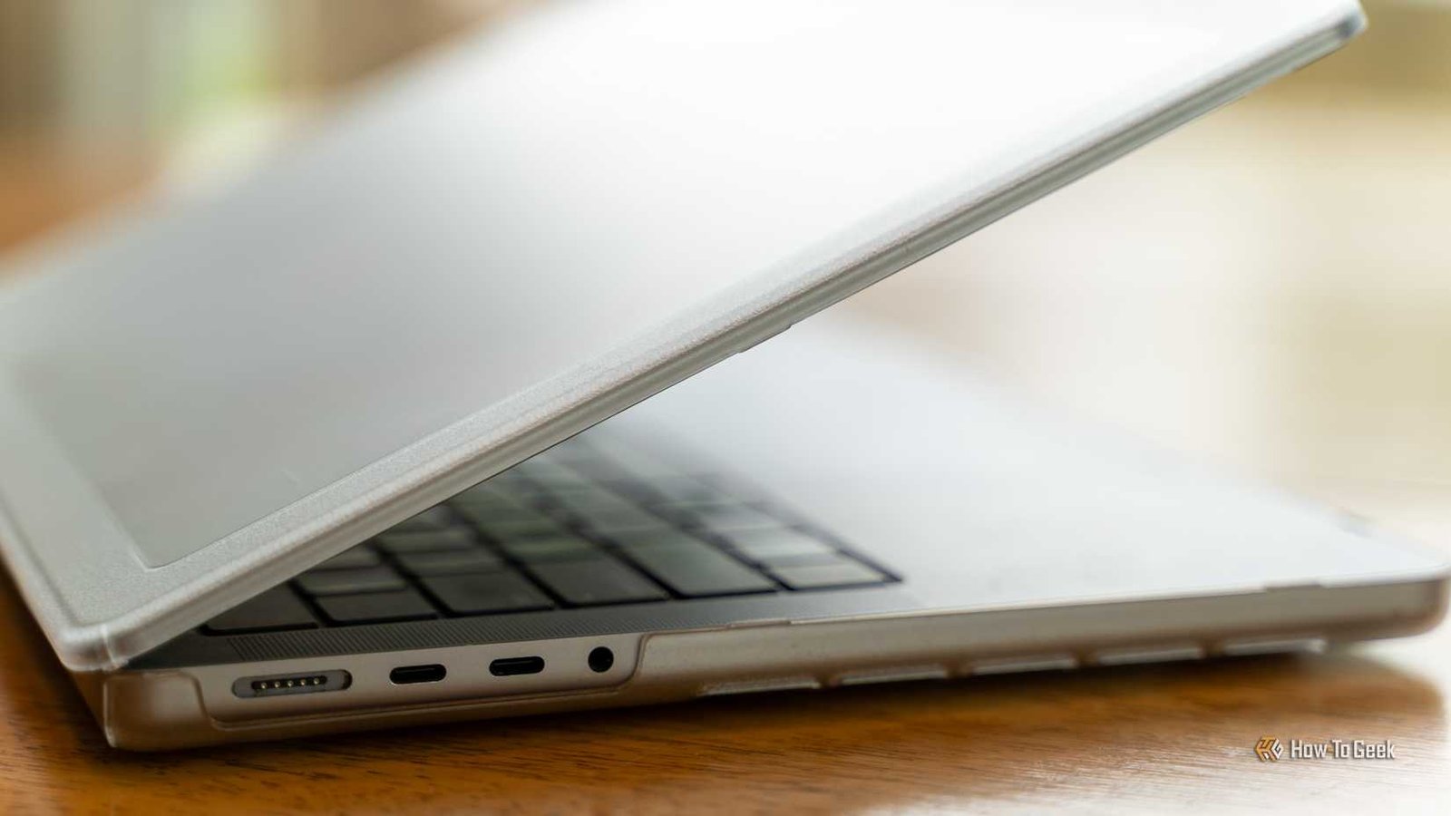 Un MacBook Pro 14 pouces M1 Max dans le boîtier à coque à casque Incase Edge avec des ports USB-C et un Magsafe.