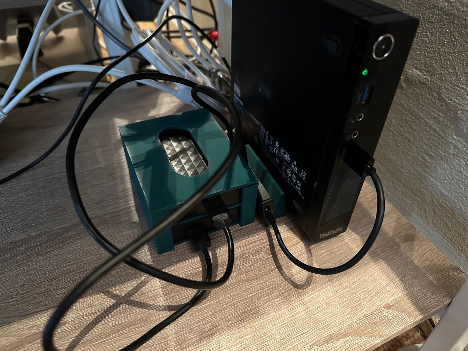 Un Mini-PC PLEX Server avec support d'imprimante 3D et caddie HDD.