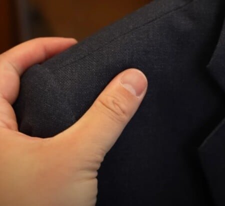 Fixer de la vidéo 1: "Je pense que la partie la plus importante de la couture viennoise est la zone des manches d'épaule. »