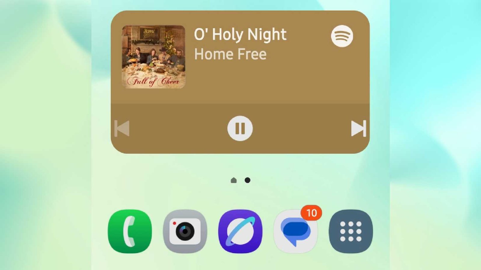 Le widget Spotify montrant la chanson o Sainte Nuit à la maison gratuite étant joué sur l'écran d'accueil d'un téléphone