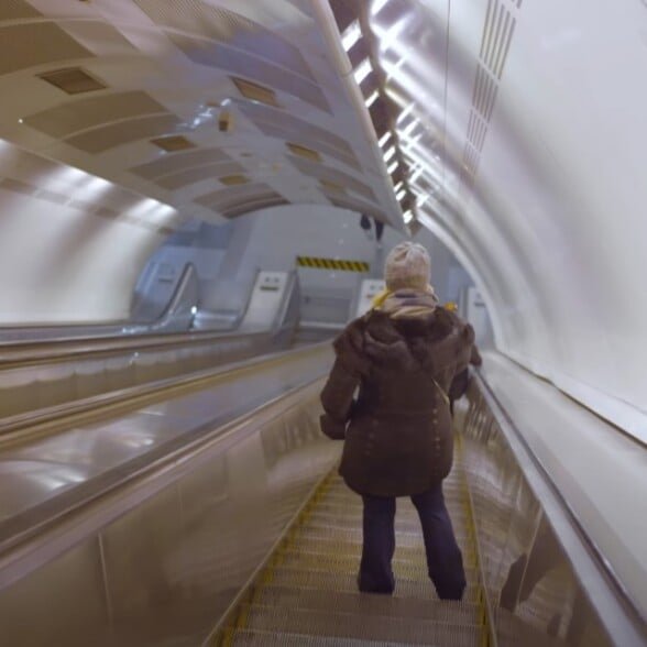 Escalator bondé aux États-Unis avec des gens debout à droite pour laisser les marcheurs passer à gauche.
