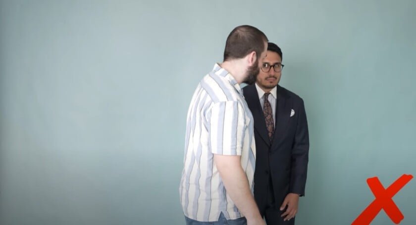 L'homme en chemise rayée est presque en collision avec un homme adapté qui s'est arrêté soudainement.