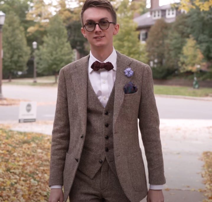 Jack portant un costume de trois pièces marron en tweed avec un nœud papillon et un carré de poche