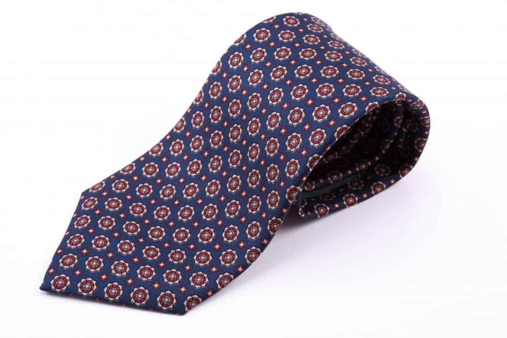 Madder Print Silk Tie en bleu avec un motif rouge et buff Fort Belvedere