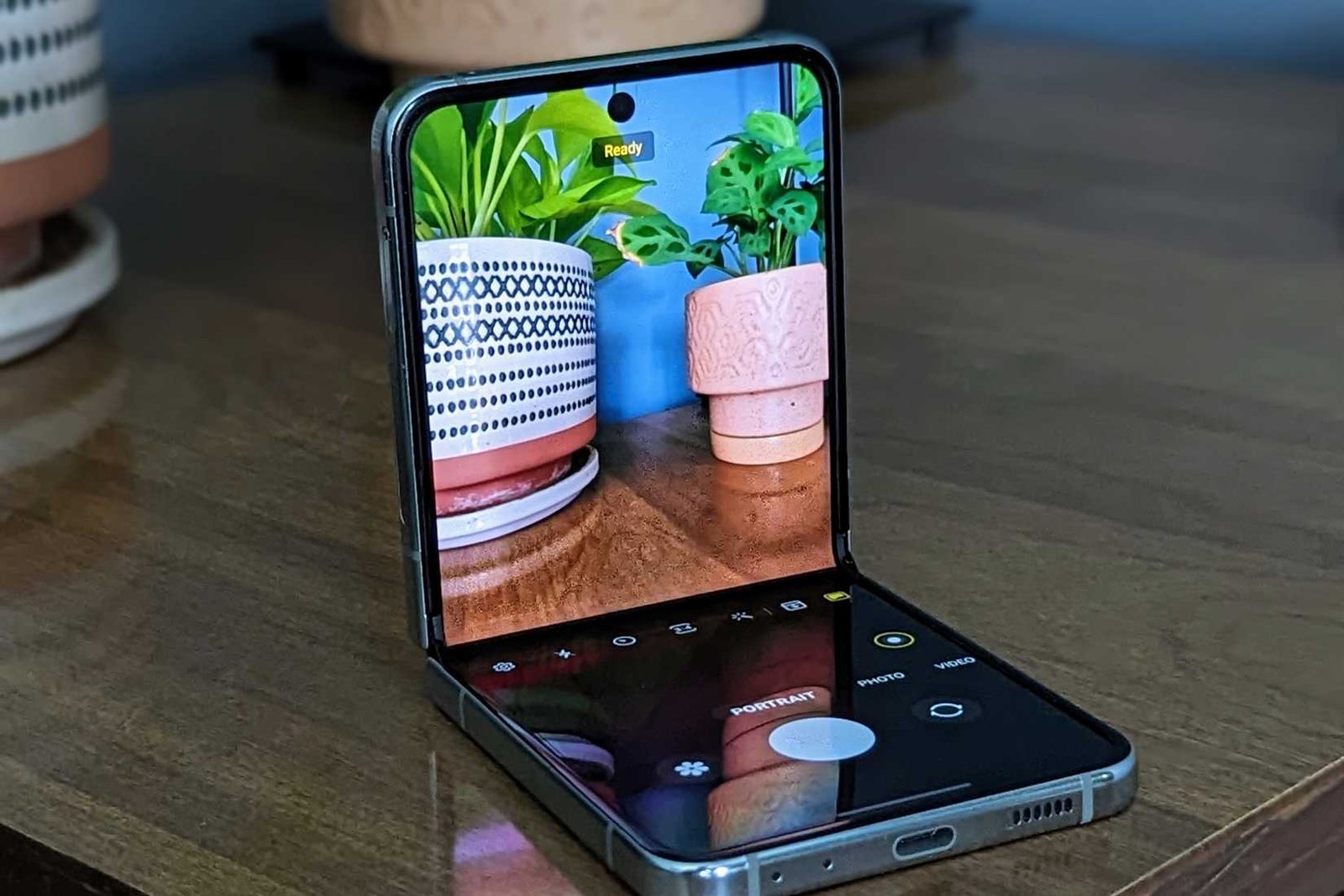 Samsung Galaxy Z Flip 5 avec l'application de la caméra ouverte en mode flex