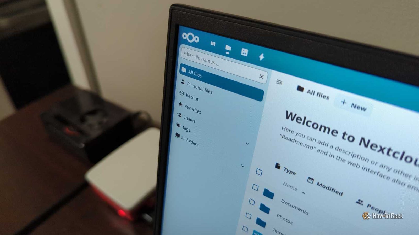 Interface NextCloud sur un écran d'ordinateur portable avec deux périphériques Raspberry Pi en arrière-plan.