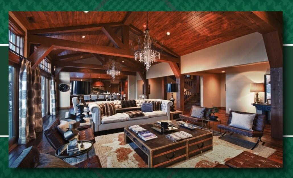 Rustic Lodge Living Room Exposed Beams Salon rustique de style lodge avec lustres, poutres exposées et chaises en cuir