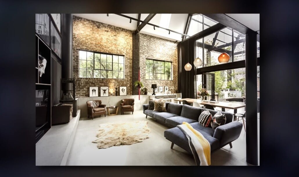 Windows d'espace ouvert du loft industriel Loft industriel spacieux avec fenêtres hautes, murs de briques exposés et canapé sectionnel moderne.