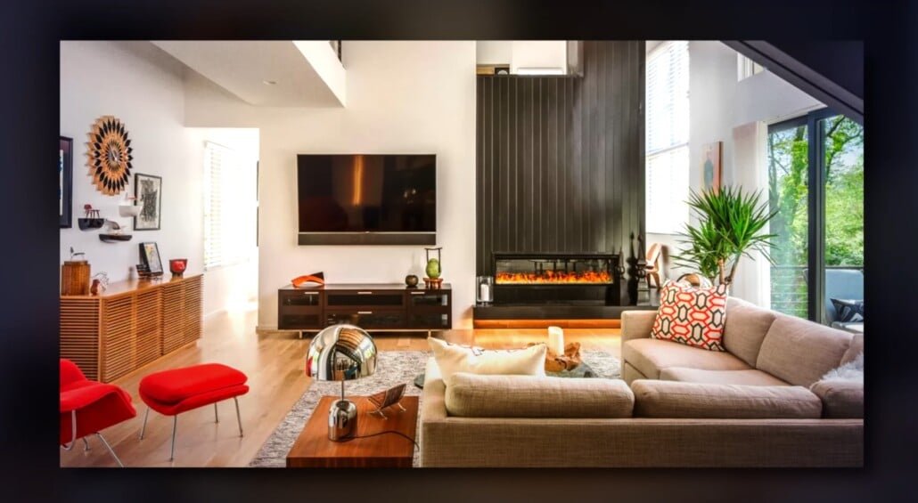 Téléphone de salon moderne du milieu du siècle Salon de style du milieu du siècle avec chaises rouges audacieuses, cheminée moderne et étagères ouvertes.