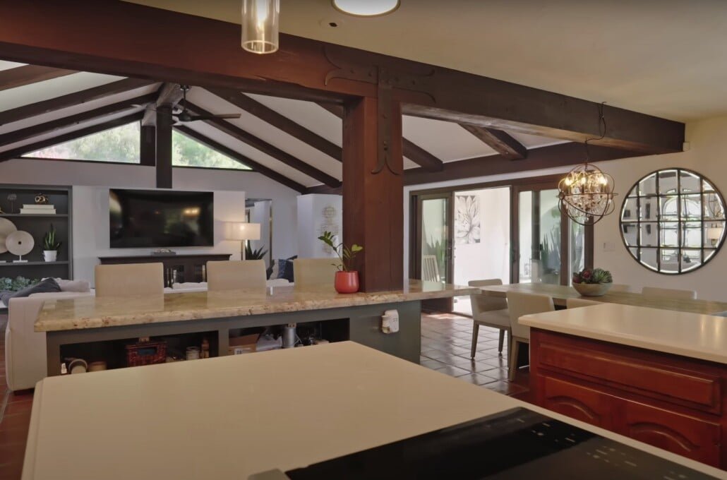 Salon rustique Open Concept Kitchen Cuisine à concept ouvert rustique et salon avec poutres exposées et finitions modernes