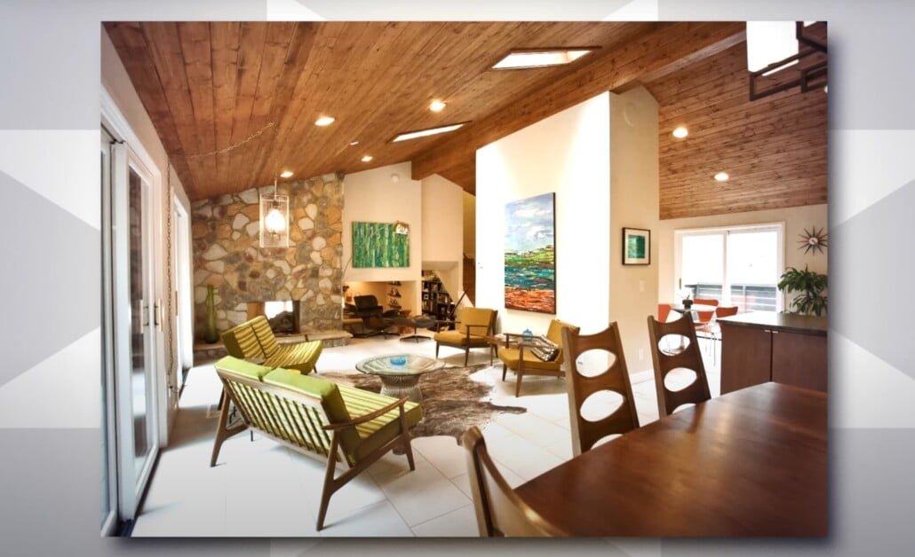 Fiche de pierre de salon du milieu du siècle Salon moderne du milieu du siècle avec cheminée en pierre, plafond en bois et chaises d'accent vert.