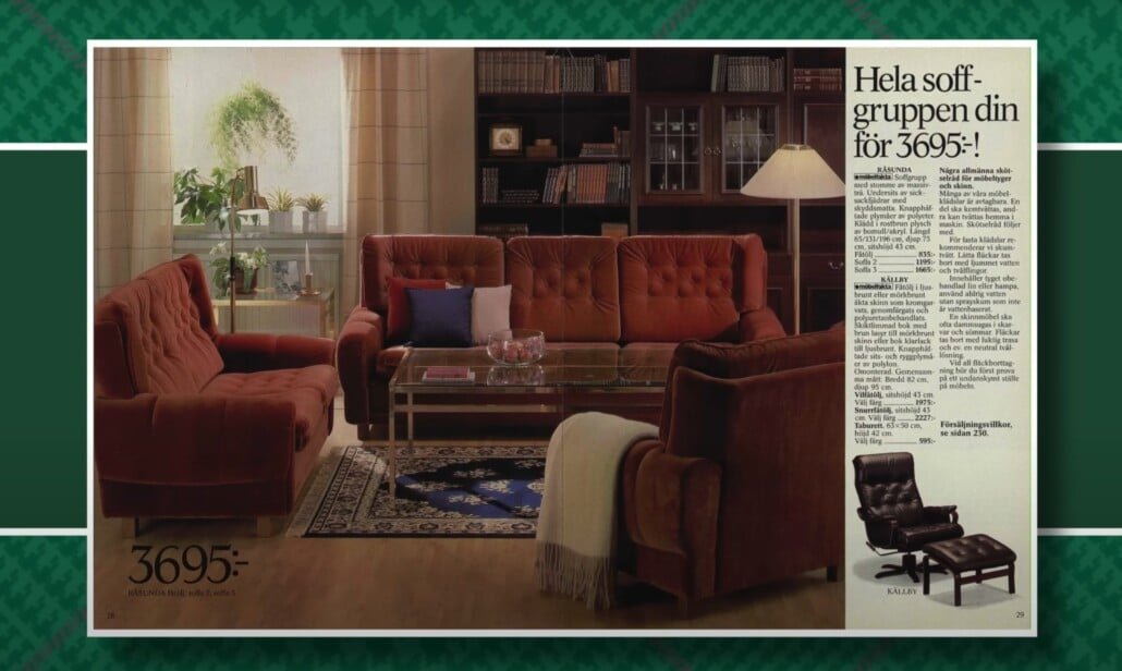 Sofa du milieu du siècle ensemble ikea catalogue vintage Sofa vintage du milieu du siècle ensemble à partir d'un catalogue IKEA avec rembourrage rouge et coussins toufutés.