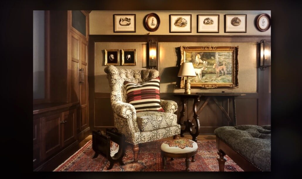 Nook de lecture traditionnel Nook de lecture traditionnel avec fauteuil à motifs, art encadré et boiseries en bois foncé.