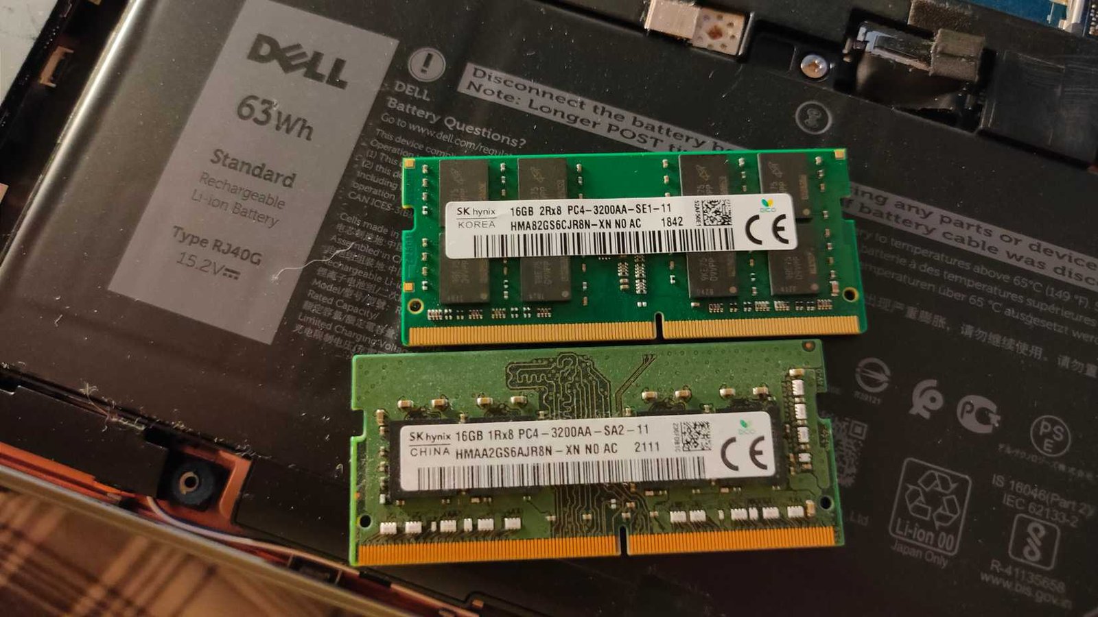 Deux bâtons de RAM d'ordinateur portable SK Hynix.