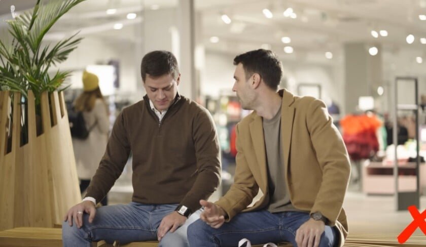 Assis sur le banc Deux hommes assis sur le banc, une étalant les jambes excessivement