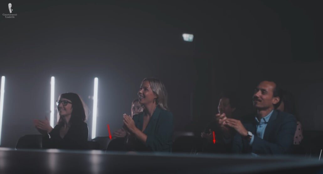 Respecter les normes de sièges Audience assis en rangées, applaudissant et laissant un espacement respectueux entre les sièges.