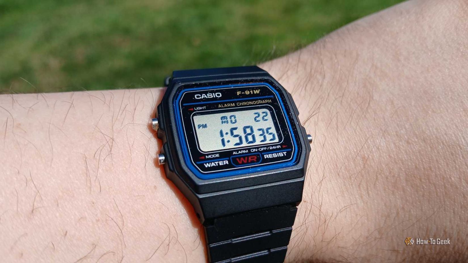 Casio F-91W Regardez le visage sur un poignet.