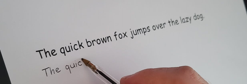 Une phrase imprimée dans Comic Sans est copiée à la main en dessous.