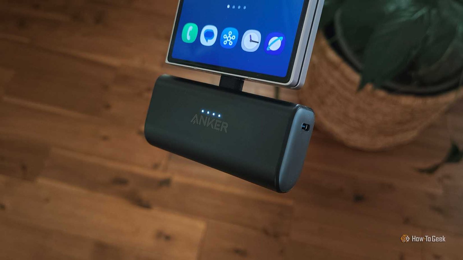 Une banque d'alimentation Anker Nano chargeant un Galaxy Z Fold 6.