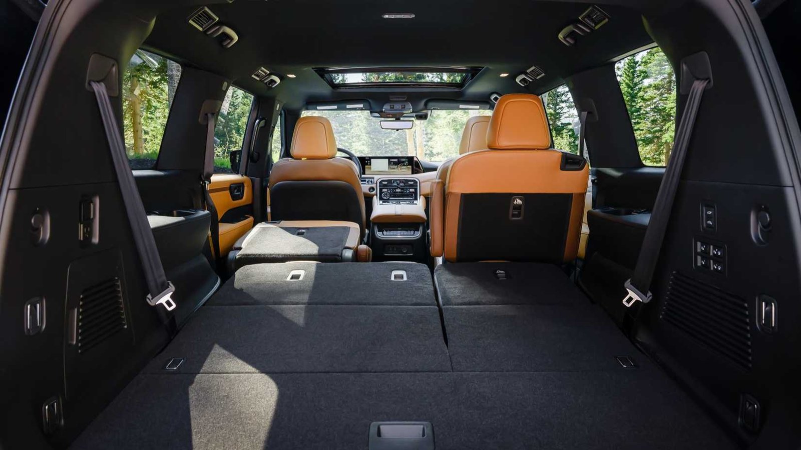 Puste intérieure de la Nissan Armada 2025 du coffre avec les sièges arrière repliés
