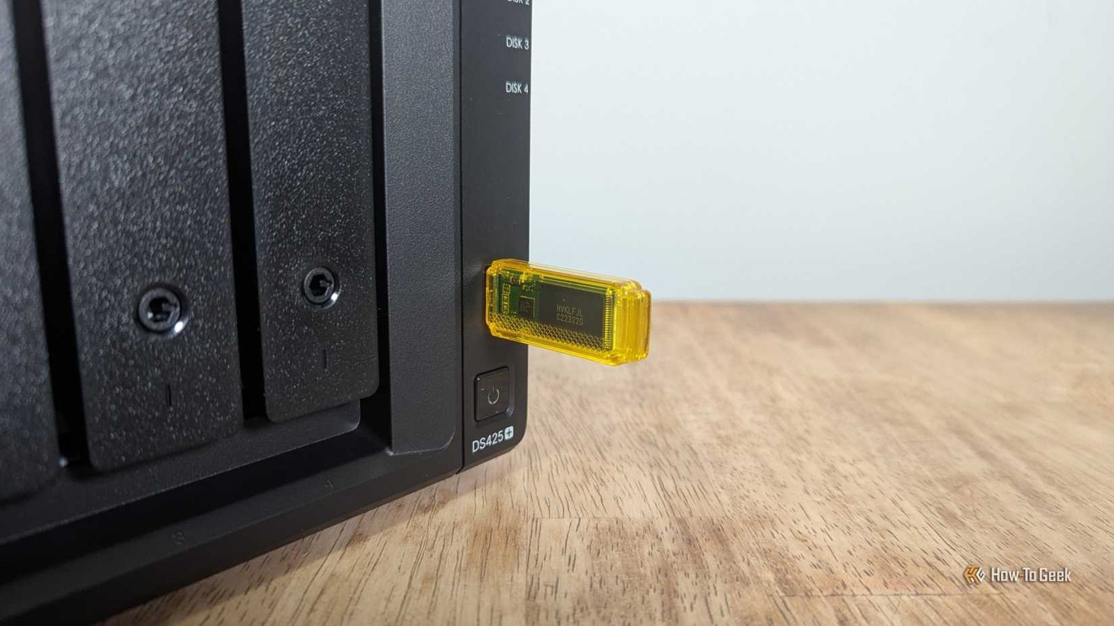 Lecteur flash branché sur le port USB-A avant sur un Synology DS425 + NAS.-2