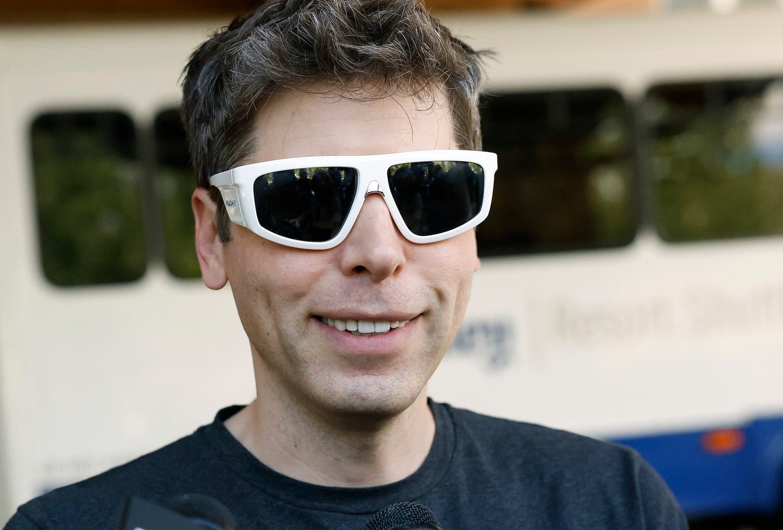 Le PDG d'Openai Sam Altman parle aux membres des médias alors qu'il arrive au Sun Valley Lodge pour la conférence Allen & Company Sun Valley le 8 juillet 2025 à Sun Valley, Idaho.