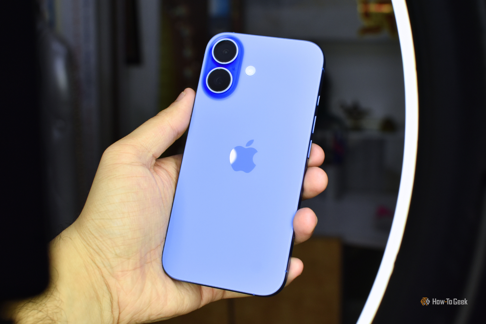 iPhone 16 en couleur ultramarine dans une main.