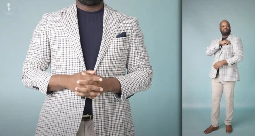 Kyle dans une tenue décontractée intelligente, avec un manteau de sport à carreaux bleu et bronzé, une chemise bleu marine, un carré de poche bleu et un pantalon bronzé.