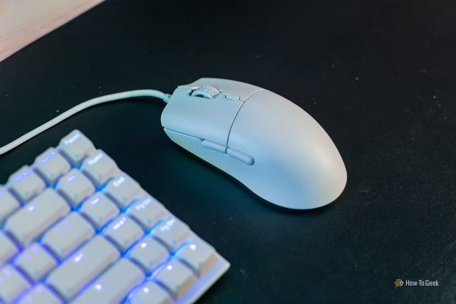 Une vue inclinée de la souris Ergo Lift 2 à côté d'un clavier