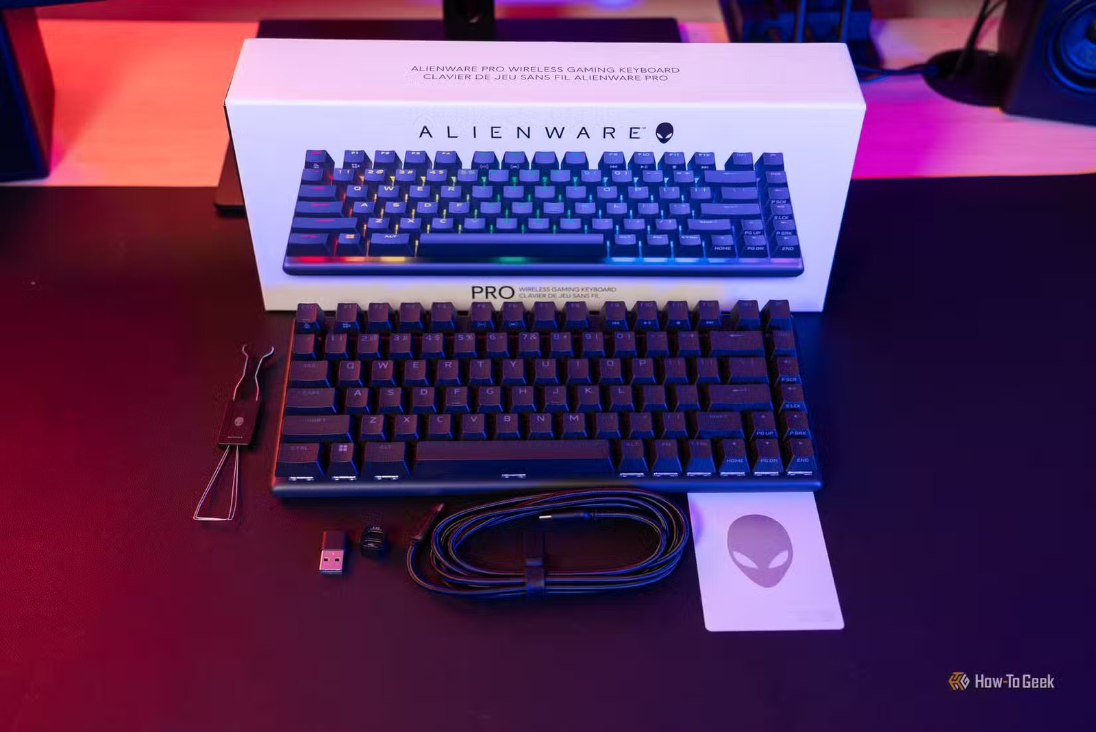 Un clavier sans fil Black Alienware Pro avec boîte et accessoires.
