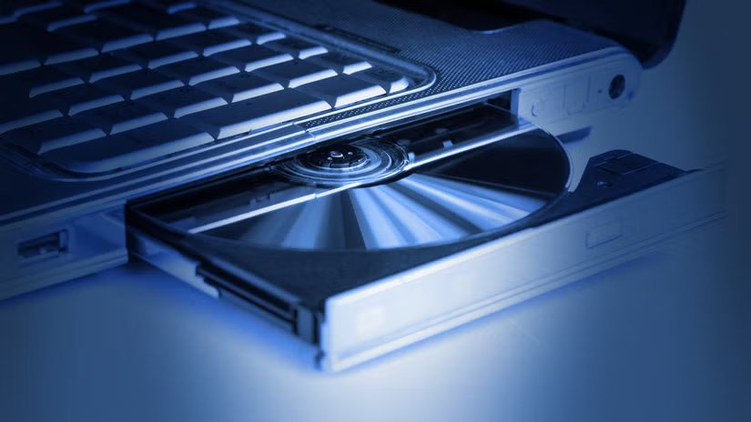 Un disque optique dans un lecteur de DVD d'ordinateur portable.