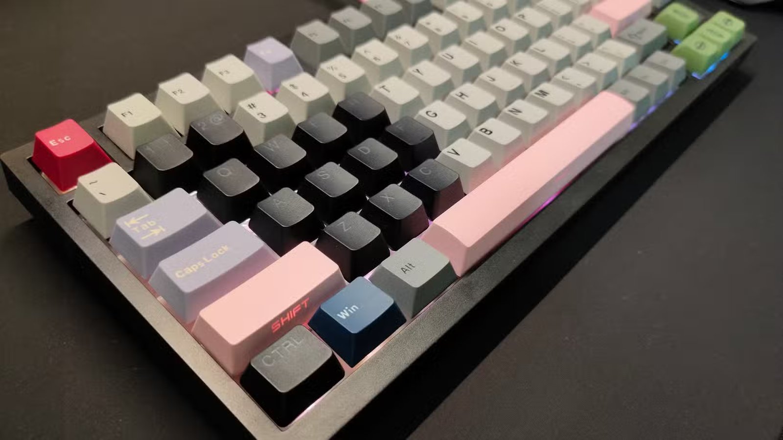 Le clavier mécanique Ajazz AK820 Pro avec un mélange de touches et de commutateurs.