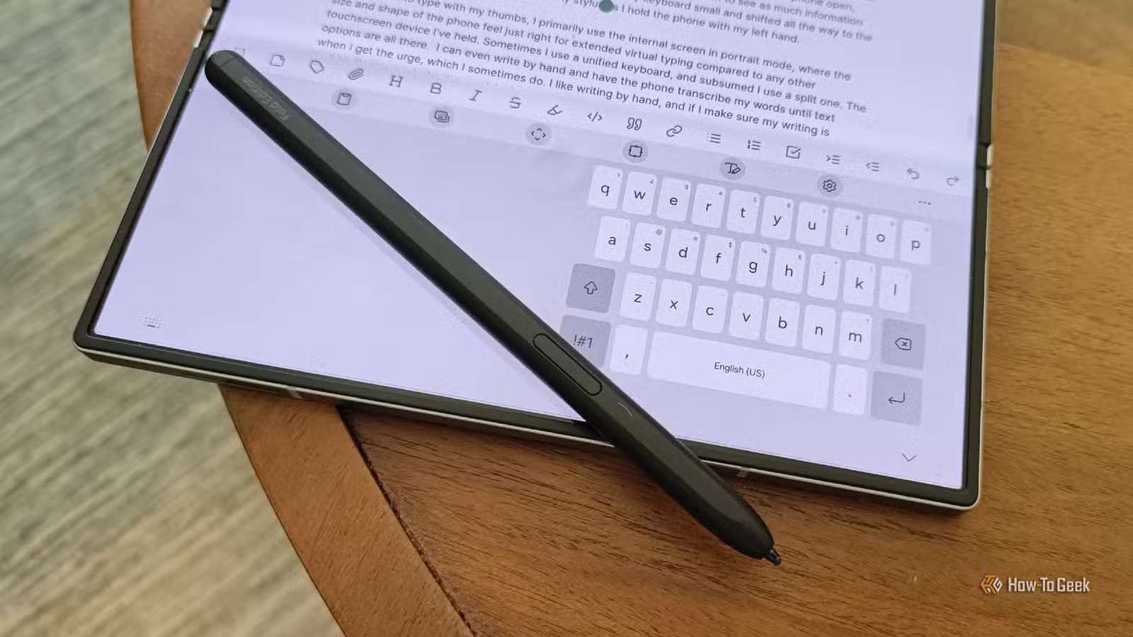 Clavier Samsung décentré sur un Galaxy Z Fold 6.