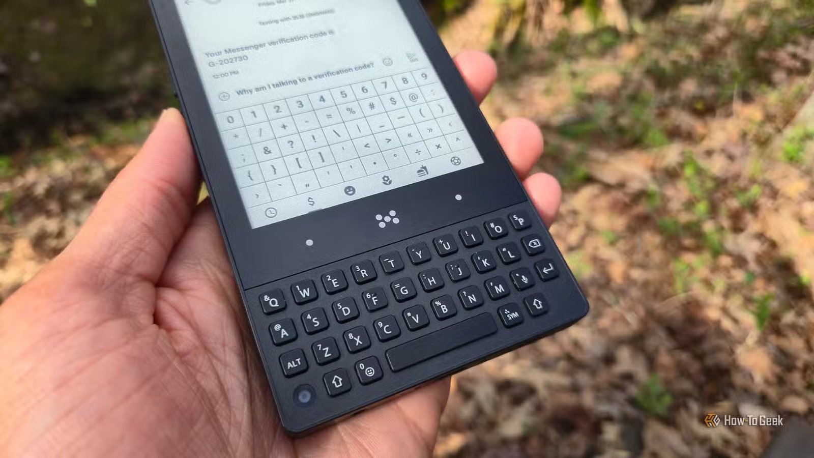 Un gros plan du clavier sur un téléphone minimal.