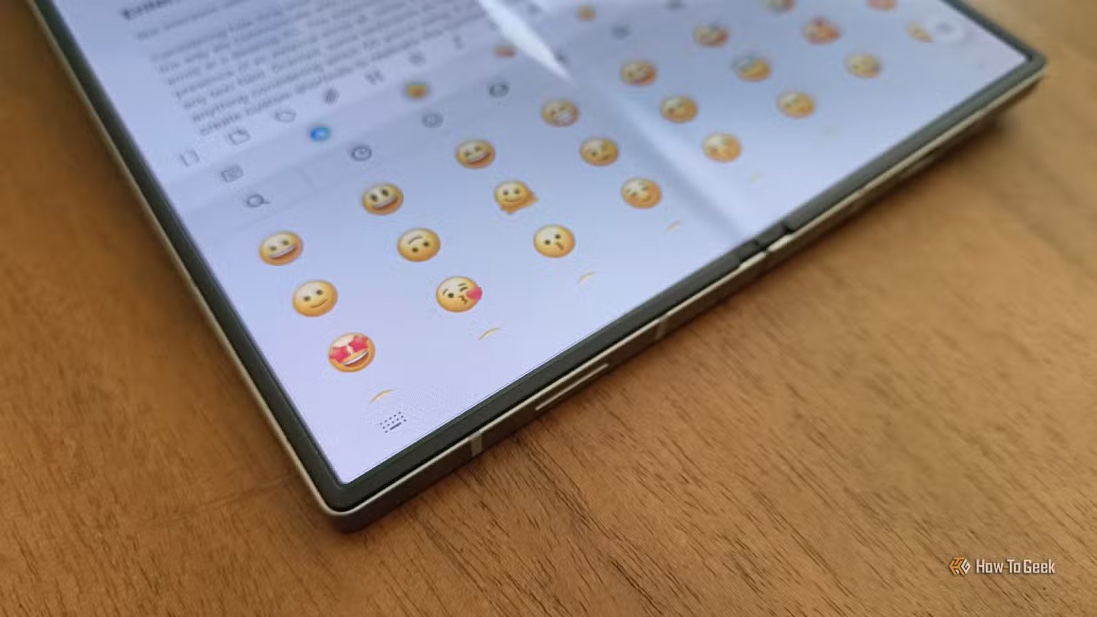 Emoji sur le clavier Samsung sur un Galaxy Z Fold 6.